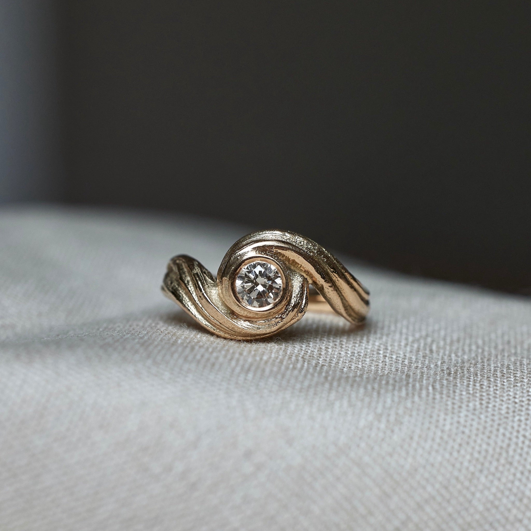 Håndlavet forlovelsesring med diamant