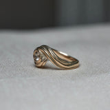 Håndlavet forlovelsesring i guld med diamant.