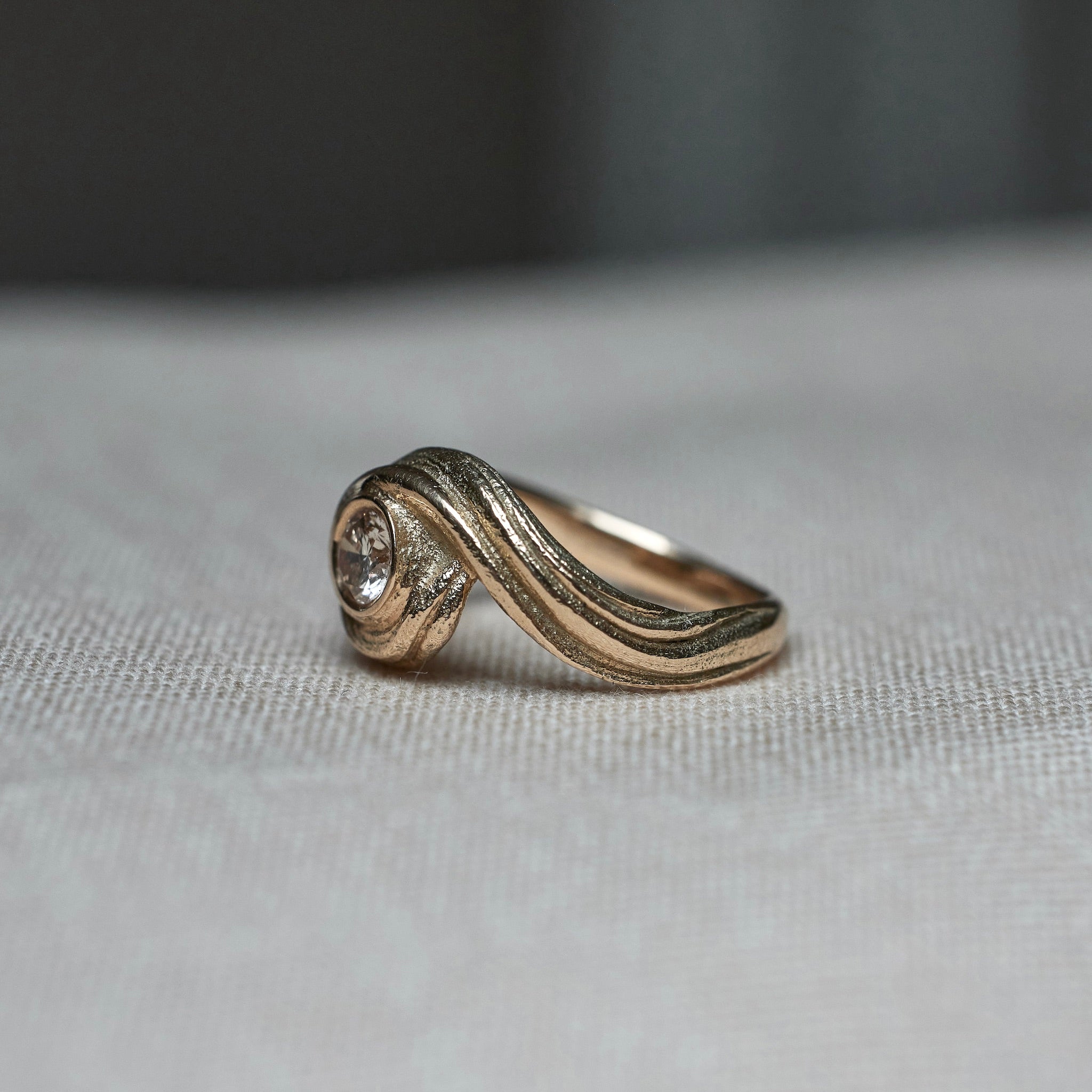 Håndlavet forlovelsesring i guld med diamant.