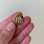 Monogram halskæde med personlig indgravering.