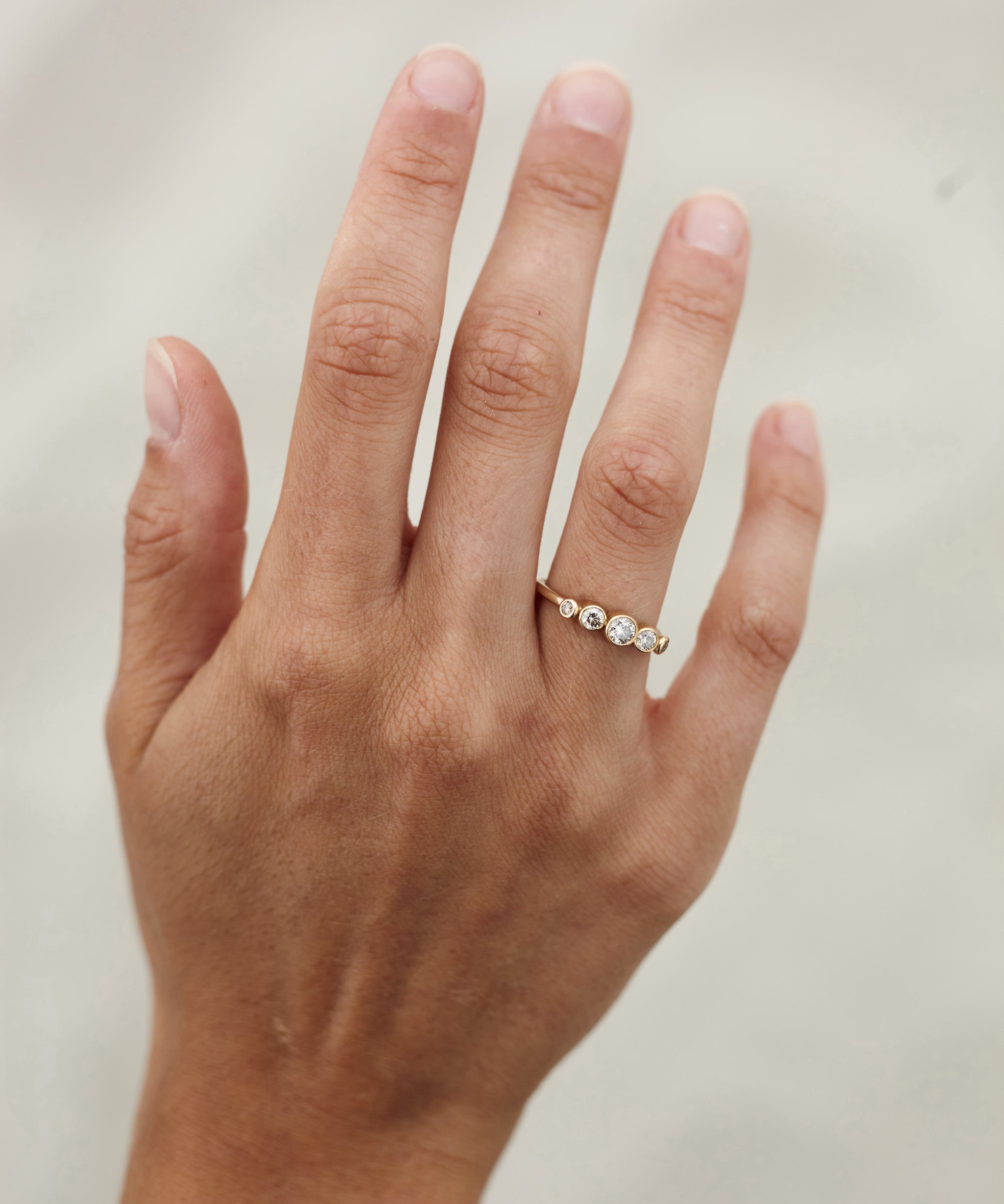 Håndlavet forlovelsesring med diamanter
