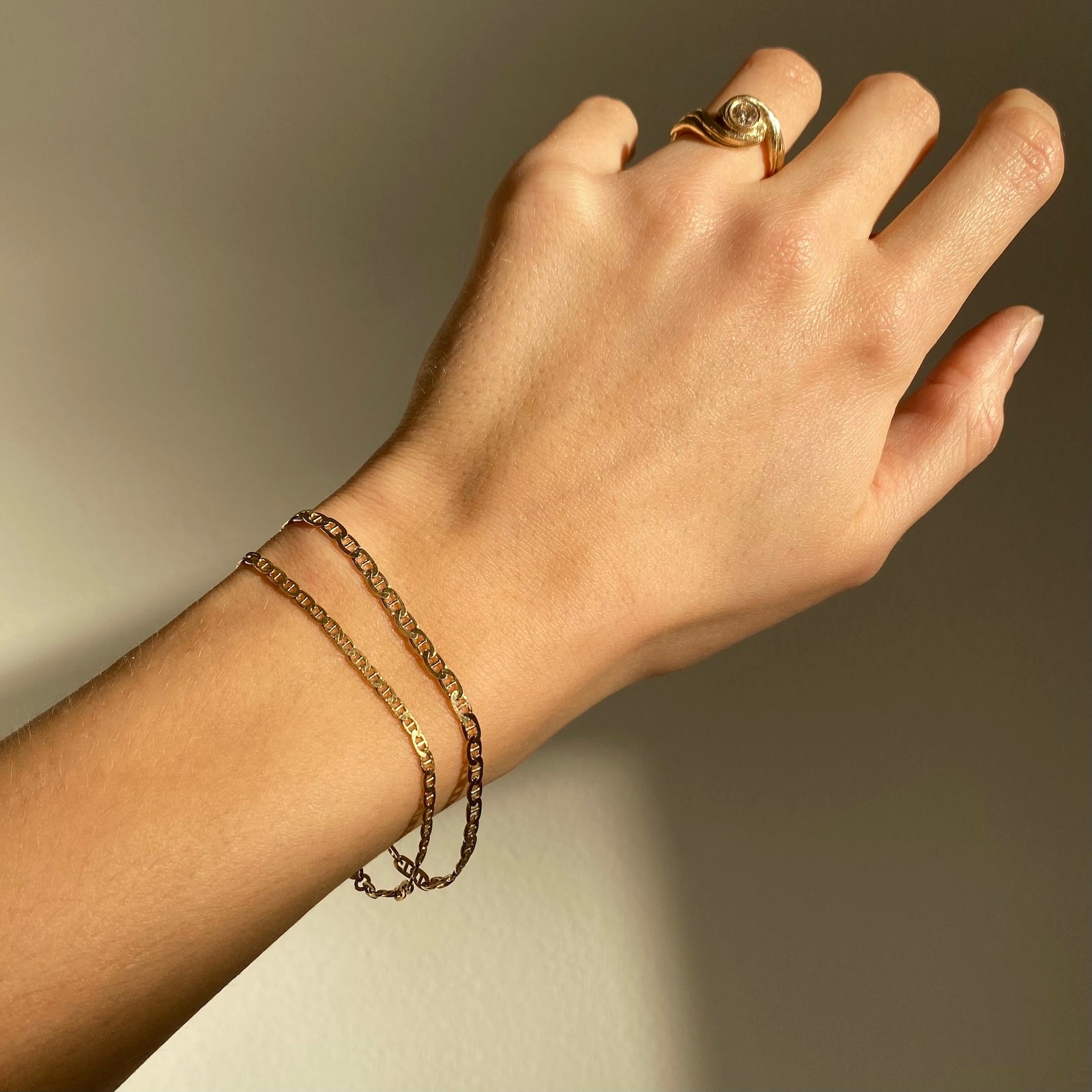 Guld armbånd til hende