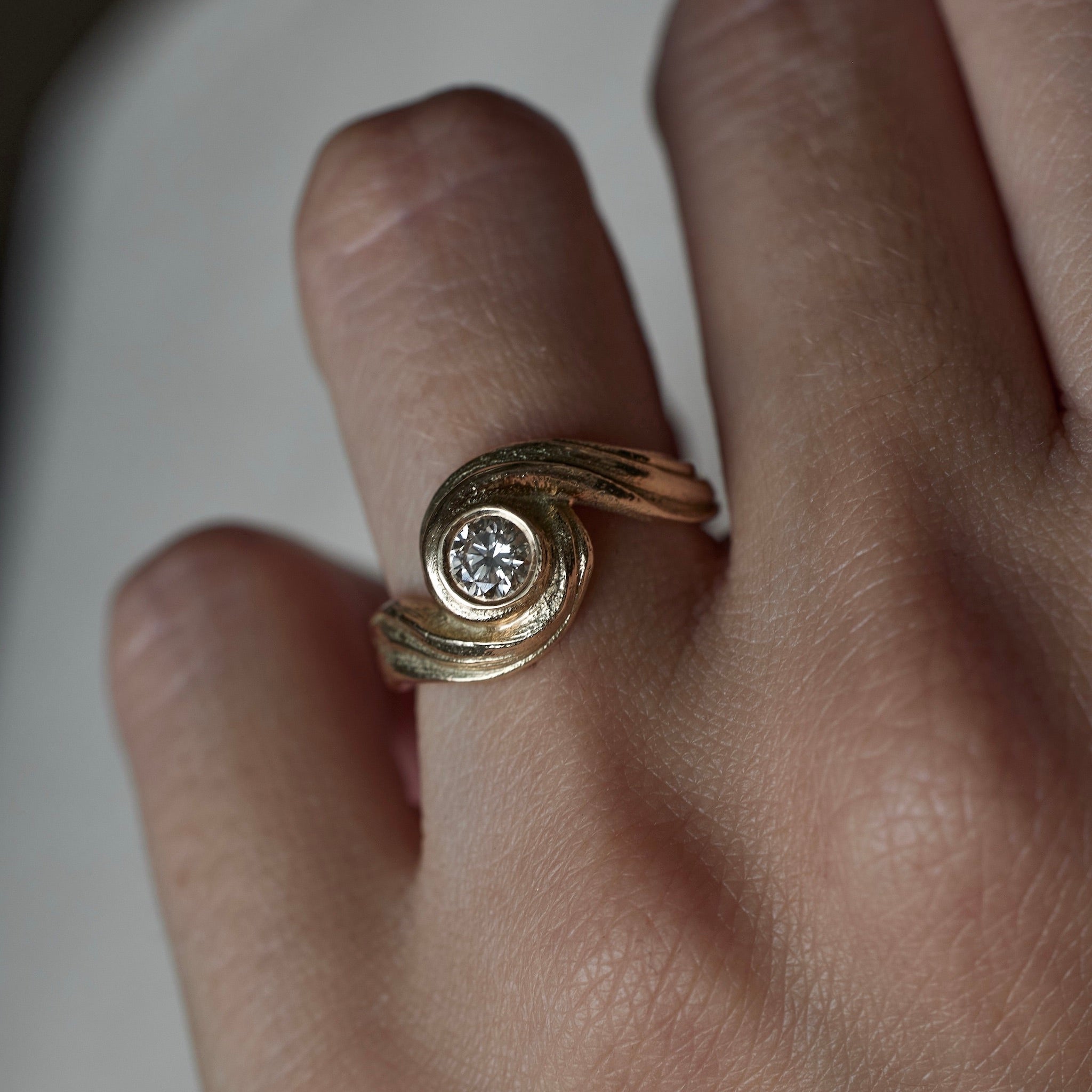 Forlovelsesring i guld med diamant