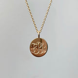 Monogram halskæde guld med personlig indgravering.