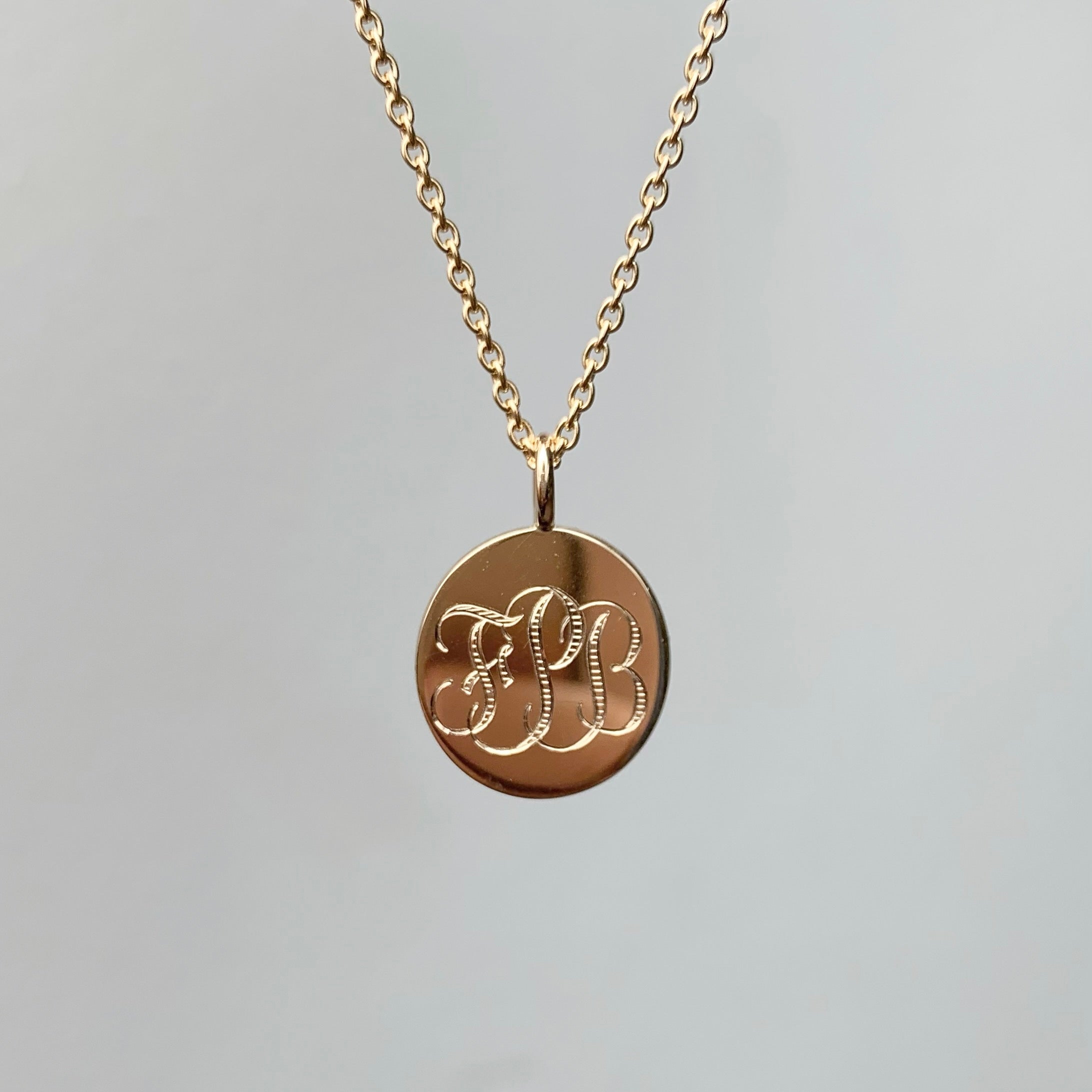 Monogram halskæde guld med personlig indgravering.